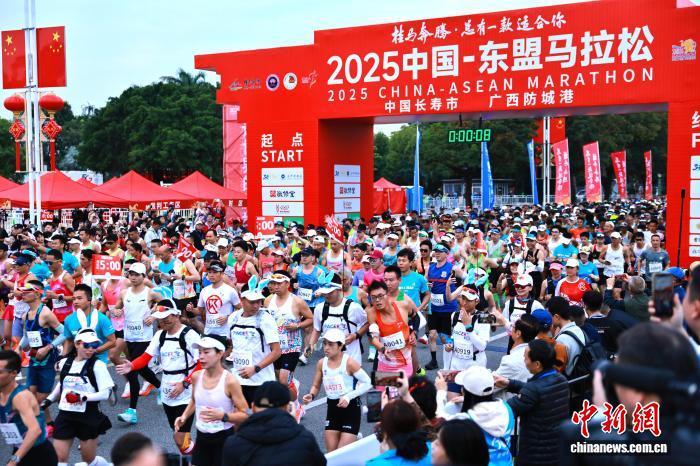 2025中国—东盟马拉松在广西防城港举办：万人参