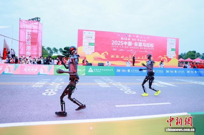 2025中国—东盟马拉松在广西防城港举办：万人参