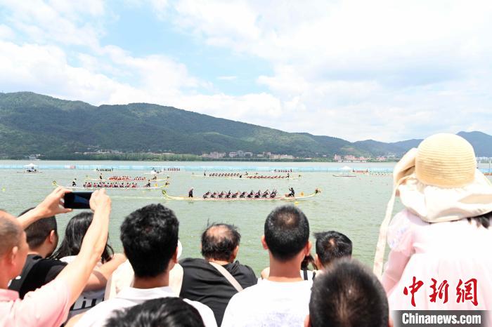 击水奋楫掀起滇池龙舟热