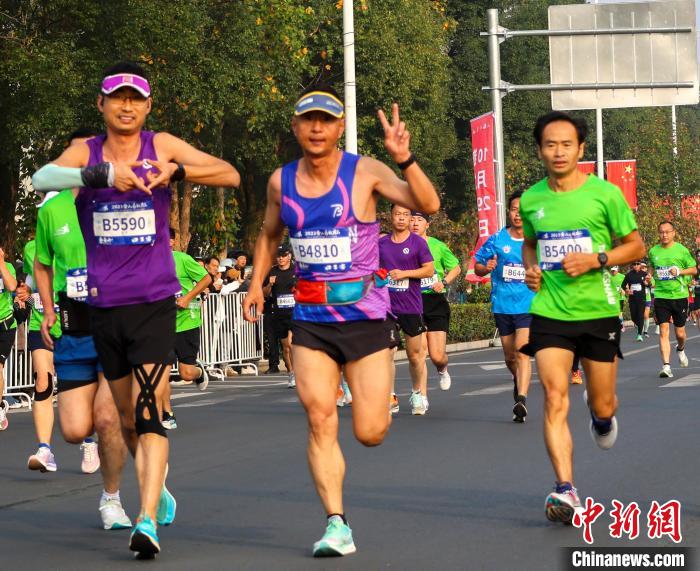 2023黄山马拉松首次实现绿电供应 碳中和赛事引领