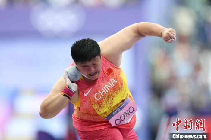 巩立姣雨中征战巴黎奥运铅球赛 腰伤未愈仍坚持