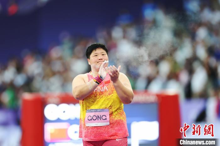 巩立姣雨中征战巴黎奥运铅球赛 腰伤未愈仍坚持