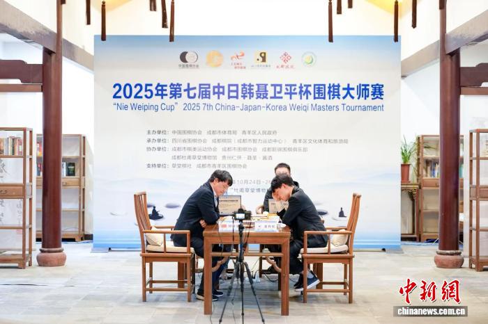 金升珍在成都决战中击败胡耀宇，夺得第七届中