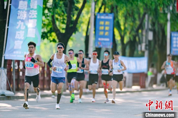 陕西宝鸡麟游夏季半程马拉松：5000名跑者以双脚